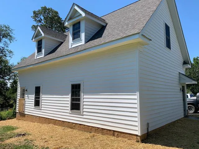 Custom Garage with Apartment — photograph 4