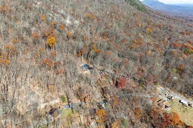 Mountainside Airbnb Home — photograph 9