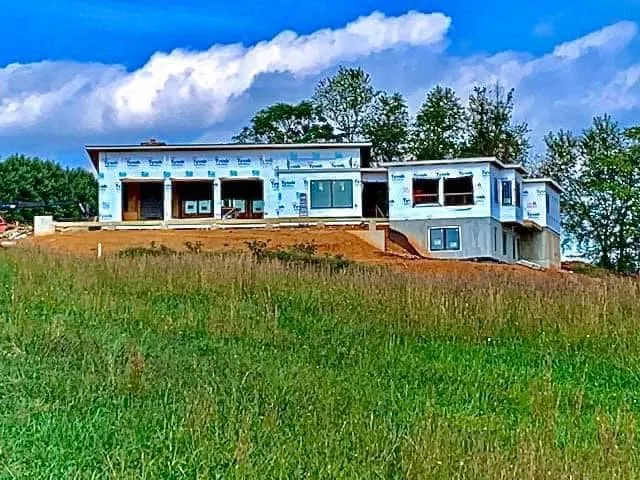 Modern Custom Home — photograph 4